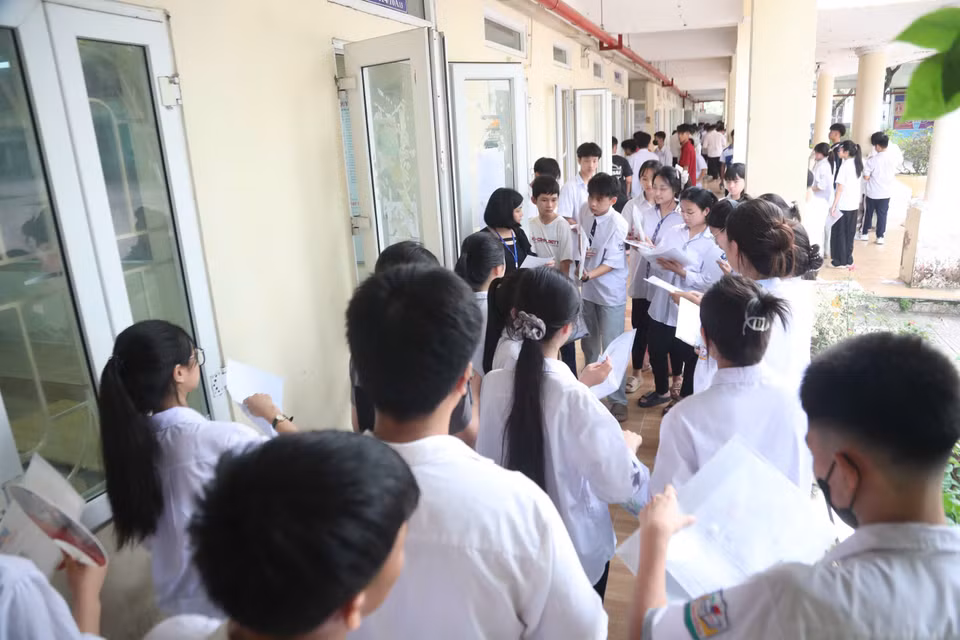 Các học sinh bắt đầu vào phòng thi... (Ảnh: Hoài Nam/Vietnam+)