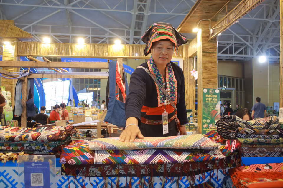 Nghệ nhân người Lào tại Điện Biên với các sản phẩm khăn, váy, áo thêu tay tỉ mỉ, đẹp mắt. (Ảnh: Minh Anh/Vietnam+)