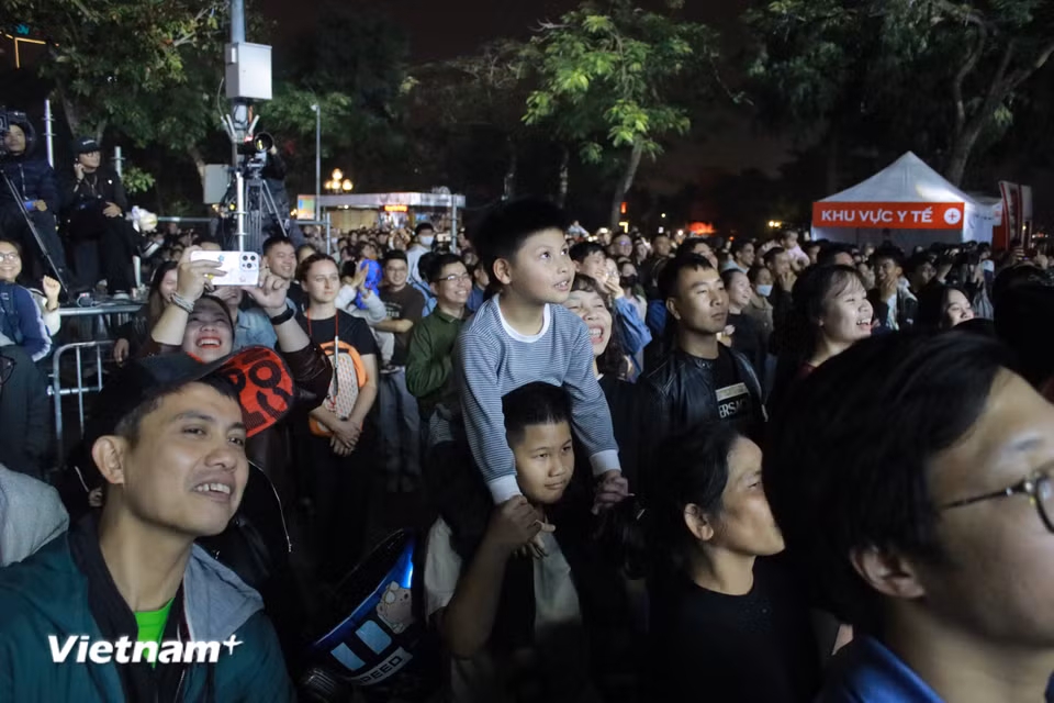 Giống như thông điệp chung của Vietnam Happy Fest, âm nhạc trở thành ngôn ngữ chung để làm dịu tâm hồn và cùng sẻ chia, giúp đưa mọi người tới sự hòa thuận và yêu thương nhau. (Ảnh: Minh Anh/Vietnam+)