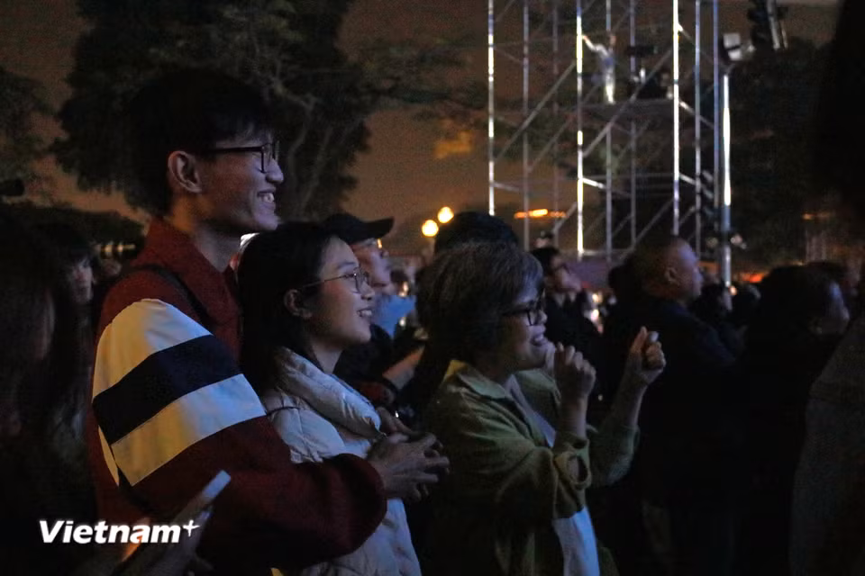 Ban nhạc mang đến loạt ca khúc tiếng Anh sôi nổi và quen thuộc như La Bamba, "What's up" (4 Non Blondes)... (Ảnh: Minh Anh/Vietnam+)