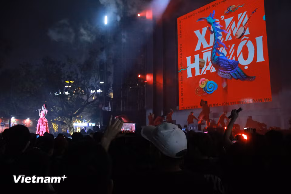 Ca sỹ Hà Myo xuất hiện với hai ca khúc cá nhân, trong đó có "Xẩm Hà Nội" khắc họa một Thủ đô hội nhập, không ngừng đổi mới những vẫn mang đến nét huyền bí, đậm đà bản sắc và đáng để đi sâu khám phá. (Ảnh: Minh Anh/Vietnam+)
