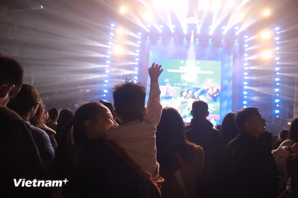 Ngày hội Việt Nam Hạnh Phúc - Vietnam Happy Fest 2025 khép lại tối 7/12, do Bộ Văn hóa, Thể thao và Du lịch, Ủy ban Nhân dân Thành phố Hà Nội, Đài truyền hình Việt Nam và Hội nghệ sỹ nhiếp ảnh Việt Nam tổ chức. Chương trình truyền đi lời khẳng định: Hạnh phúc của Việt Nam được xây nên từ hòa bình, từ tình yêu thương, từ sự đoàn kết và từ những điều bình dị nhất. (Ảnh: Minh Anh/Vietnam+)