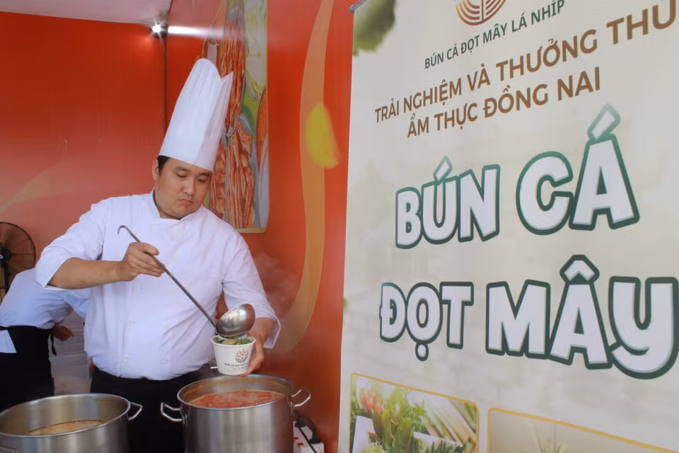 Đầu bếp nhà hàng phụ trách món bún cá đọt mây từ Đồng Nai. (Ảnh: Minh Anh/Vietnam+)