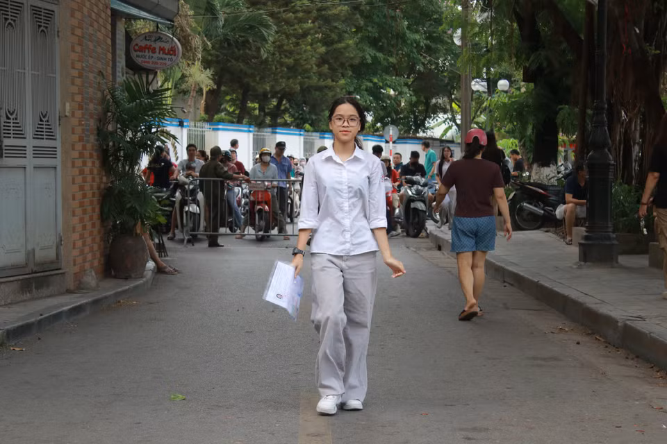 Các em phần lớn có phong thái tự tin, số khác xen lẫn chút lo lắng vì đây là kỳ thi quan trọng, chỉ khoảng 64% thí sinh đỗ công lập. (Ảnh: Minh Anh/Vietnam+)