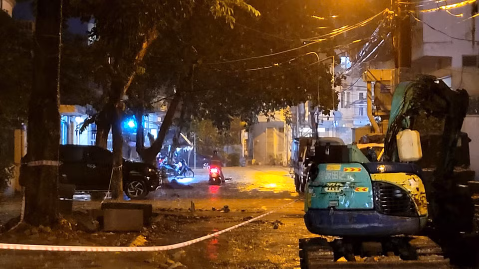 Mưa lớn khiến các khu vực đang thi công làm cống, đào đường không thể lưu thông. (Ảnh: Minh Anh/Vietnam+)