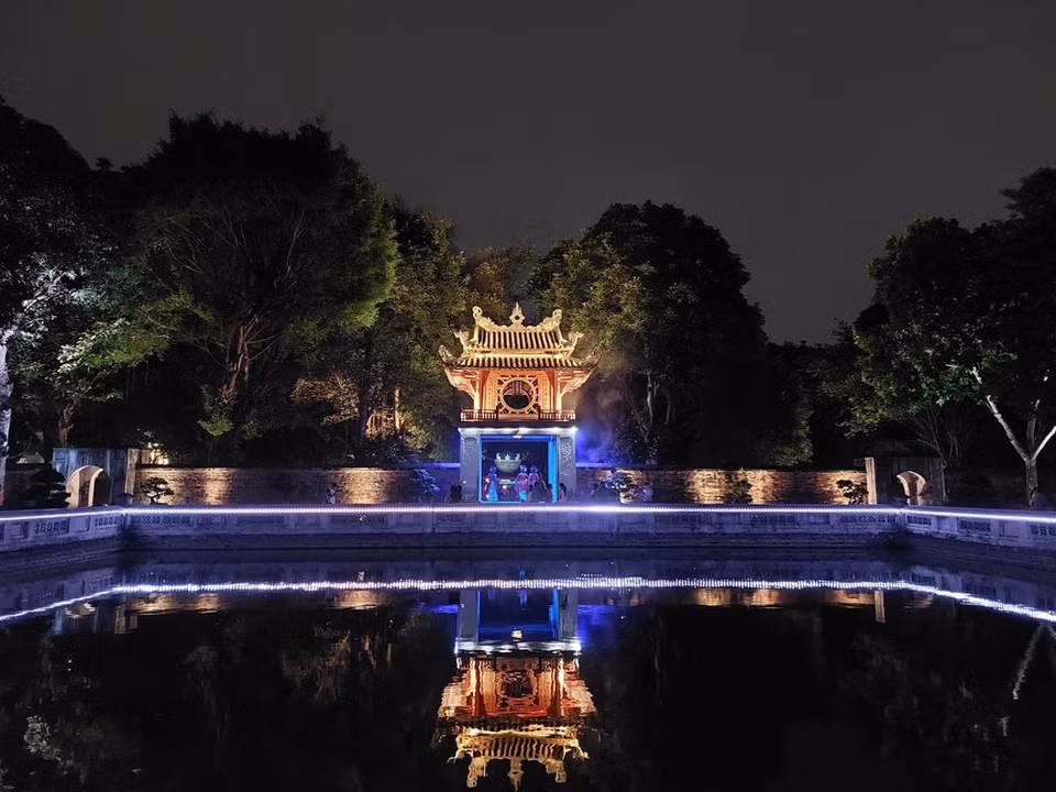 Nằm ở trung tâm di tích, gần loạt bia tiến sỹ và Khuê Văn Các, giếng Thiên Quang được coi như mạch nguồn linh thiêng của đất trời. (Ảnh: Vietnam+)
