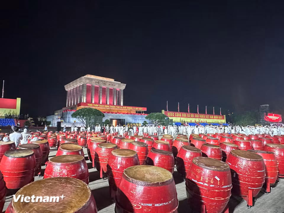 Dàn trống hội vào vị trí. (Ảnh: Thùy Giang/Vietnam+)