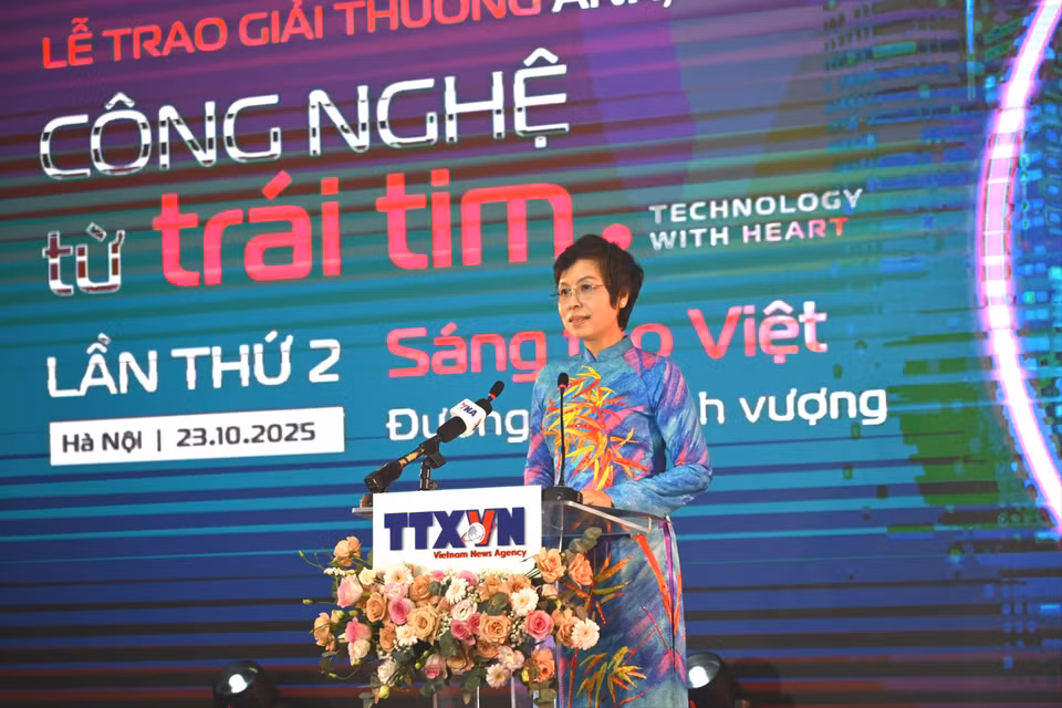 Chiều 23/10 tại Trung tâm Thông tấn Quốc gia đã diễn ra Lê trao Giải thưởng Ảnh và Video Công nghệ từ trái tim lần thứ hai. Giải thưởng do Thông tấn xã Việt Nam và Tập đoàn Công nghiệp – Viễn thông Quân đội Viettel phối hợp tổ chức. (Ảnh: Minh Anh/Vietnam+)