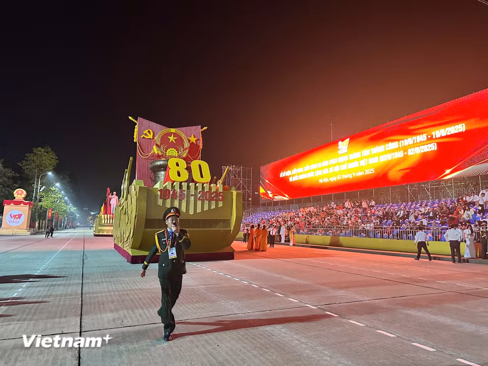 Các xe đi đầu đoàn diễu binh diễu hành vào vị trí sẵn sàng. (Ảnh: Thùy Giang/Vietnam+)