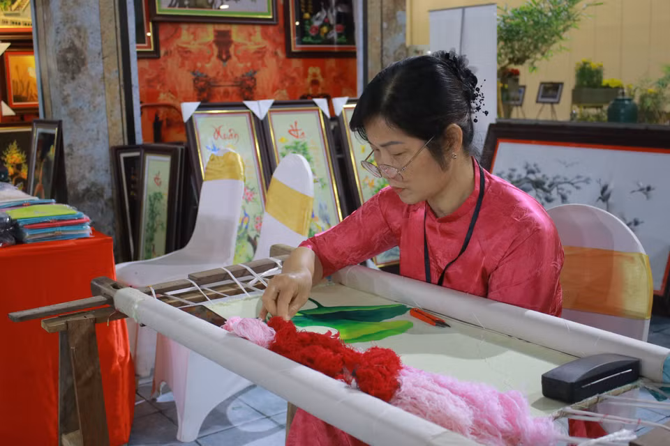 Tại hội chợ, du khách có thể quan sát các nghệ nhân, thợ nghề tái hiện các công đoạn sản xuất, tạo trải nghiệm gần gũi và trực quan. (Ảnh: Minh Anh/Vietnam+)