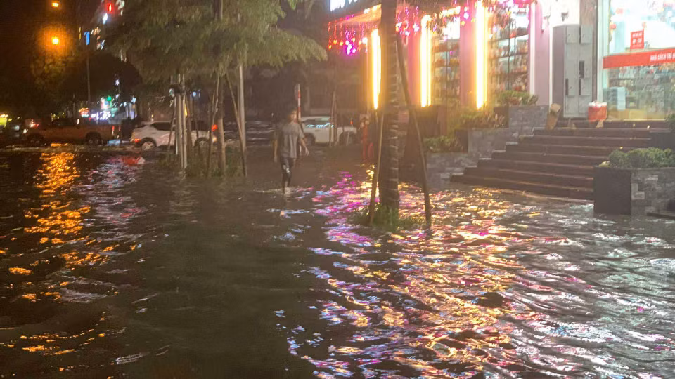Tình hình ngập tiếp diễn sau khi ngừng mưa, ghi nhận trong khoảng thời gian từ sau 19 giờ 30 đến 20 giờ. (Ảnh: PV/Vietnam+)