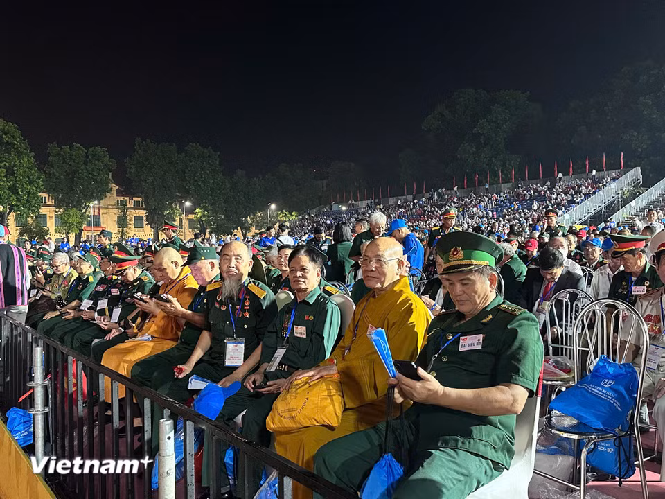 Đại biểu là cựu chiến binh trên khán đài. (Ảnh: Thùy Giang/Vietnam+)