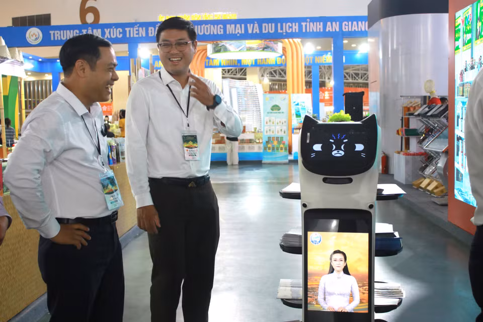 Robot phục vụ tại hội chợ, hứa hẹn sẽ gây thích thú với du khách. (Ảnh: Minh Anh/Vietnam+)