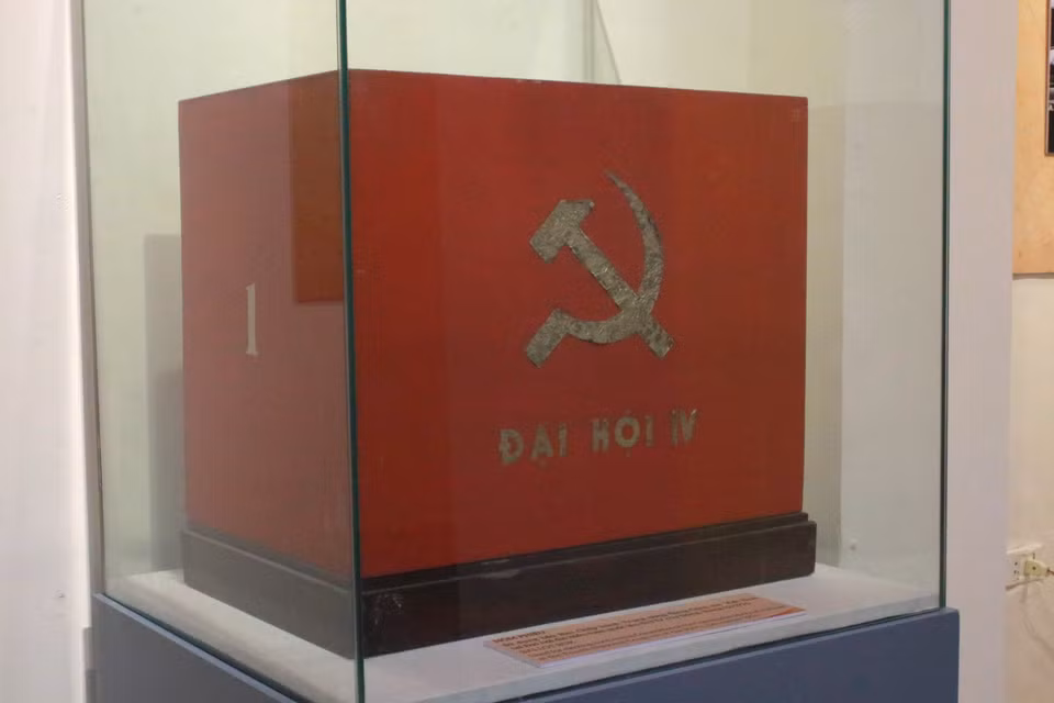 Hòm phiếu dùng để bầu Ban chấp hành Trung ương Đảng Cộng sản Việt Nam tại Đại hội lần thứ IV, tháng 12/1976. (Ảnh: Minh Anh/Vietnam+)