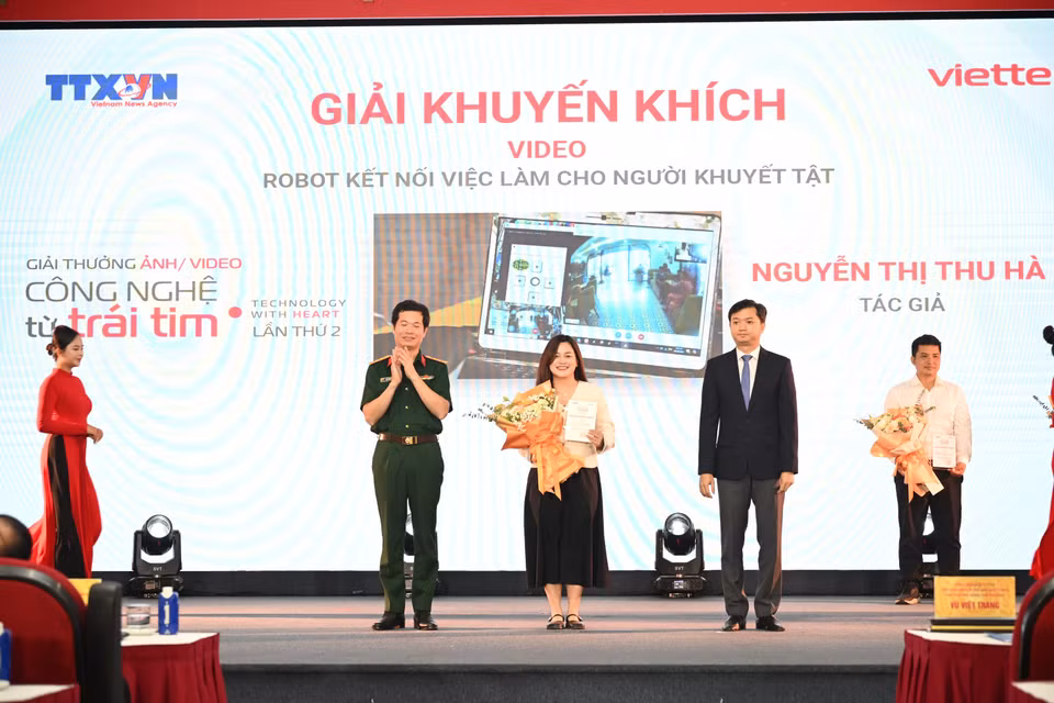 Tác giả Nguyễn Thị Thu Hà đoạt giải Video với phóng sự ý nghĩa về giải pháp công nghệ giúp người khuyết tật. (Ảnh: Minh Anh/Vietnam+)
