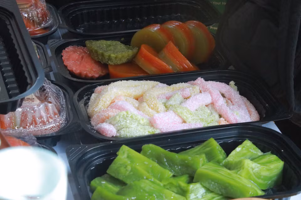 Các món bánh quà chiều Hà Nội. (Ảnh: Minh Anh/Vietnam+)