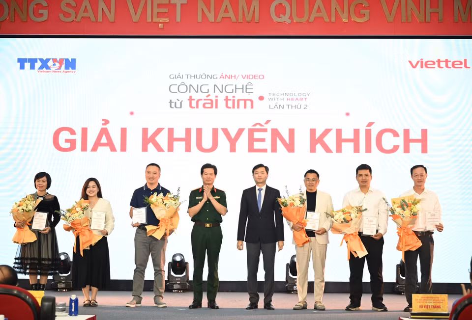 Giải thưởng trao đi 32 giải thưởng ở 3 hạng mục Ảnh đơn, Ảnh bộ và Video. Trong đó có 14 giải khuyến khích. (Ảnh: Nhật Minh/Vietnam+)