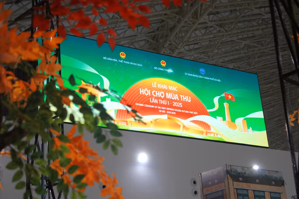 Tối 25/10 tại Trung tâm Hội chợ Triển lãm Quốc gia (Đông Anh, Hà Nội), Hội chợ Mùa Thu lần thứ nhất năm 2025 sẽ chính thức khai mạc lúc 20 giờ với chủ đề "Kết nối con người với sản xuất, kinh doanh." (Ảnh: Minh Anh/Vietnam+)