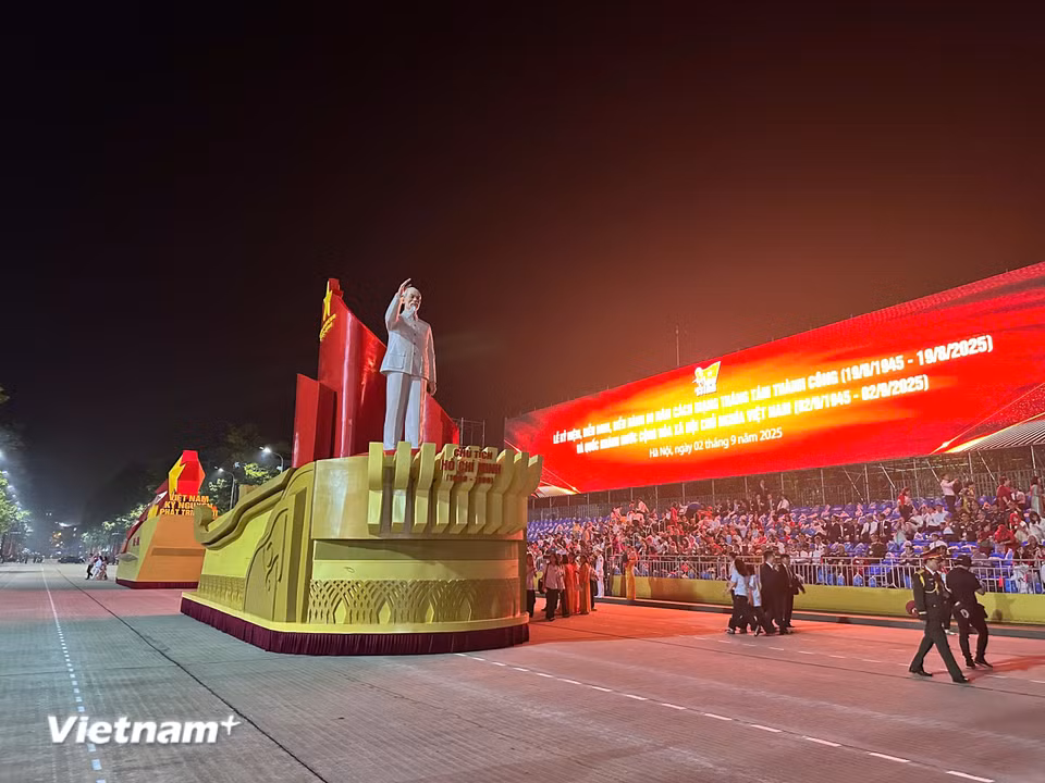 Xe nghi trượng chở tượng Chủ tịch Hồ Chí Minh. (Ảnh: Thùy Giang/Vietnam+)