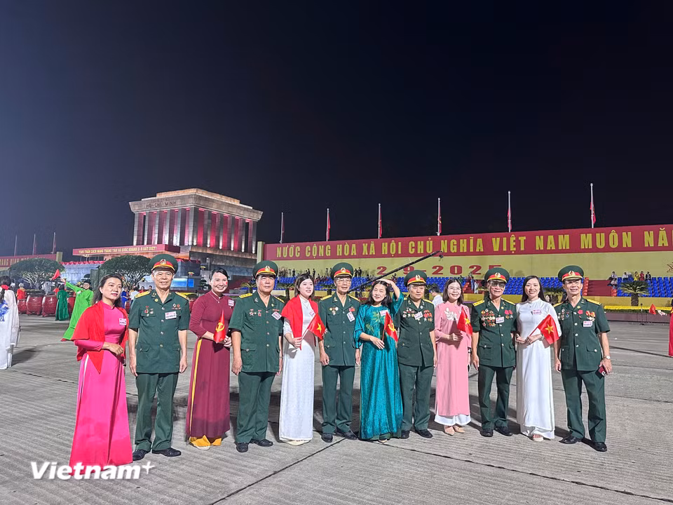 Đại biểu chụp ảnh lưu niệm với các cựu chiến binh. (Ảnh: Thùy Giang/Vietnam+)