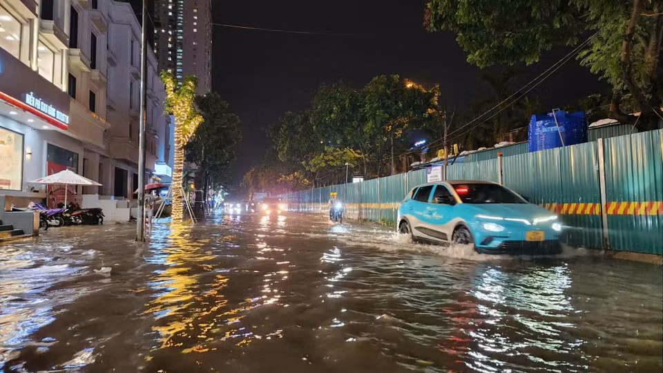Đoạn đường cạnh Đại lộ Thăng Long cũng trong tình trạng ngập úng. (Ảnh: PV/Vietnam+)