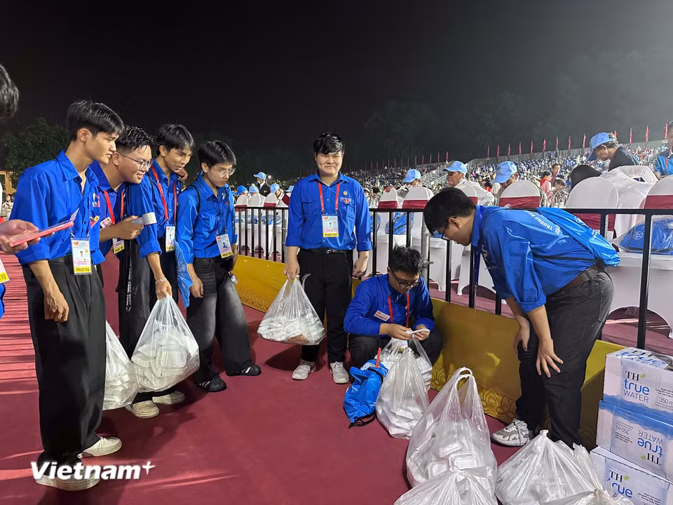 Đội ngũ thanh niên tình nguyện sẵn sàng với các suất ăn và nước lọc. (Ảnh: Thùy Giang/Vietnam+)