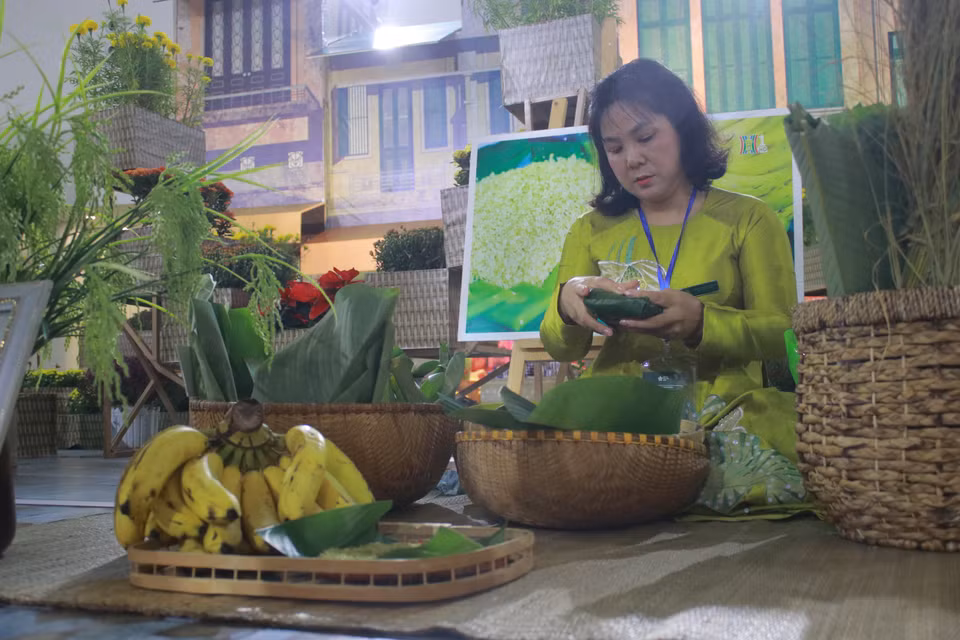 Những thức quà đặc trưng của Thu Hà Nội như chuối, cốm non, bánh cốm... được bày bán tại hội chợ. (Ảnh: Minh Anh/Vietnam+)