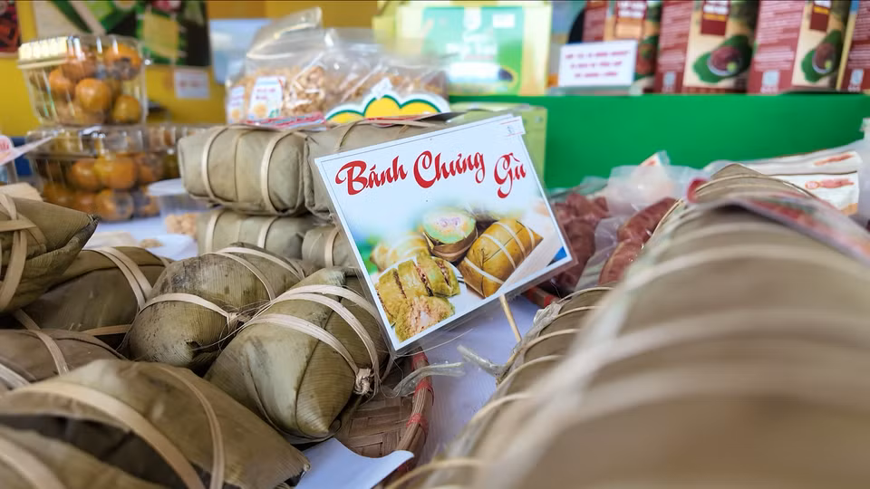 Bắt đầu với khu vực trung du và miền núi phía Bắc, nổi bật như phở Ngô Tuyên Quang, các món thịt sấy vùng Tây Bắc, vịt quay Lạng Sơn, bánh chưng gù Thái Nguyên... (Ảnh: Minh Anh/Vietnam+)