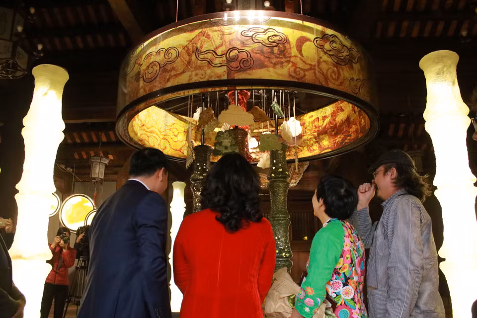 Tác phẩm ở trung tâm có tên "Giếng Thiên Quang ở Văn Miếu." (Ảnh: Minh Anh/Vietnam+)