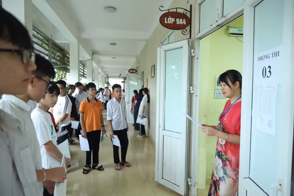 Sáng nay, thí sinh sẽ bắt đầu môn thi đầu tiên là môn Ngữ Văn theo hình thức tự luận, thời gian làm bài 120 phút. (Ảnh: Hoài Nam/Vietnam+)