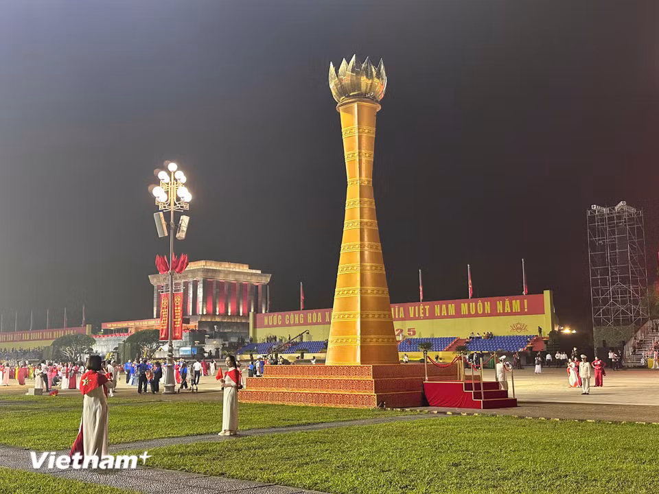Ngọn đuốc truyền thống sẵn sàng cho nghi lễ rước đuốc. (Ảnh: Thùy Giang/Vietnam+)