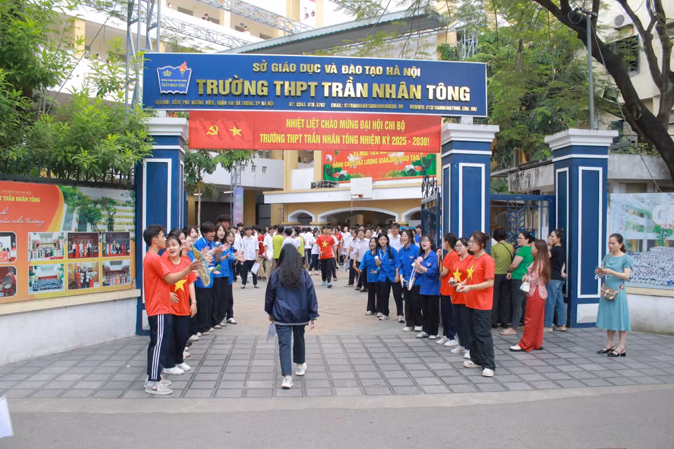 Tại điểm thi trường Trung học Phổ thông Trần Nhân Tông (quận Hai Bà Trưng) lúc 7 giờ 5 phút, rất đông học sinh đã tập trung trong sân. (Ảnh: Minh Anh/Vietnam+)