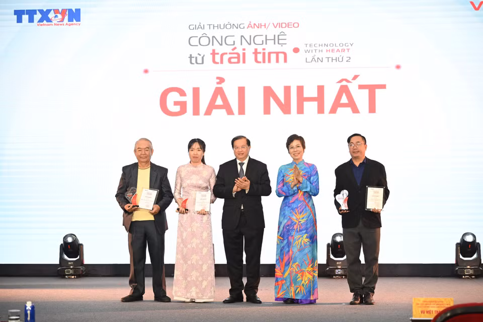 Tập thể tác giả, đại diện nhóm tác giả đoạt giải Nhất, cuộc thi ảnh và video Công nghệ từ trái tim lần thứ hai. (Ảnh: Nhật Minh/Vietnam+)