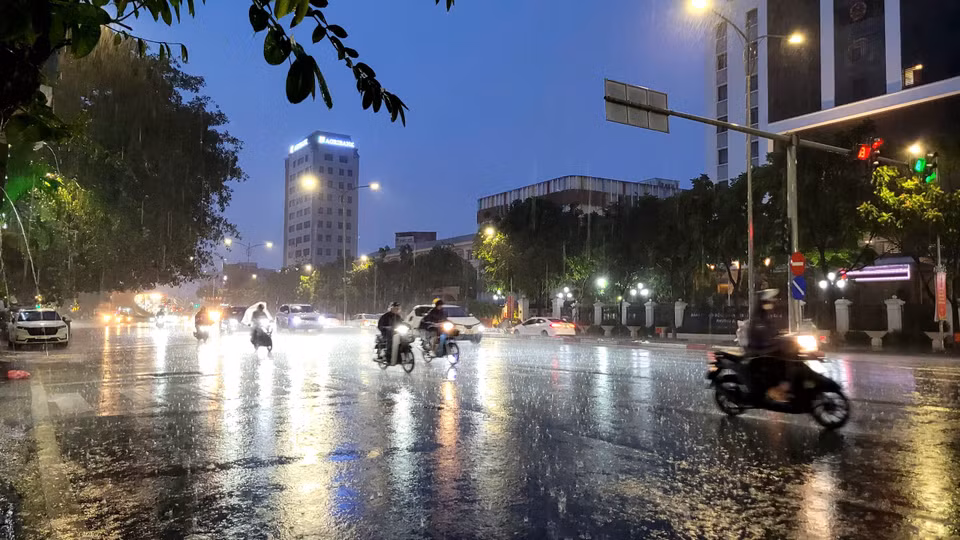 Chiều tối 26/7 trên địa bàn thành phố Hà Nội xảy ra mưa lớn, kéo dài từ khoảng 17 giờ 30 đến 19 giờ. (Ảnh: Minh Anh/Vietnam+)