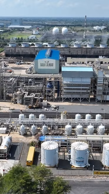 Cụm Công nghiệp Khí-Điện-Đạm Cà Mau là công trình trọng điểm quốc gia có chuỗi giá trị năng lượng khép kín hoàn chỉnh lớn nhất của khu vực Đồng bằng Sông Cửu Long. (Ảnh: Vũ Sinh/TTXVN)