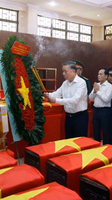Tổng Bí thư, Chủ tịch nước Tô Lâm thực hiện nghi thức tại Nhà quàn hài cốt các liệt sỹ. (Ảnh: Thống Nhất/TTXVN)