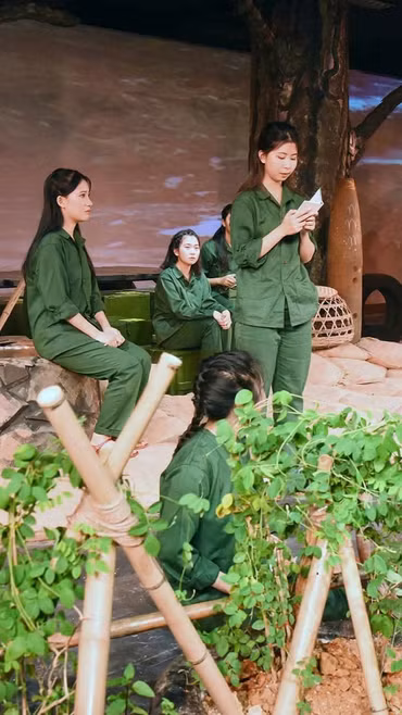 Vở diễn “Huyền thoại tuổi thanh xuân” tái hiện câu chuyện xảy ra tại chiến trường Ngã ba Đồng Lộc. (Ảnh: PV/Vietnam+)