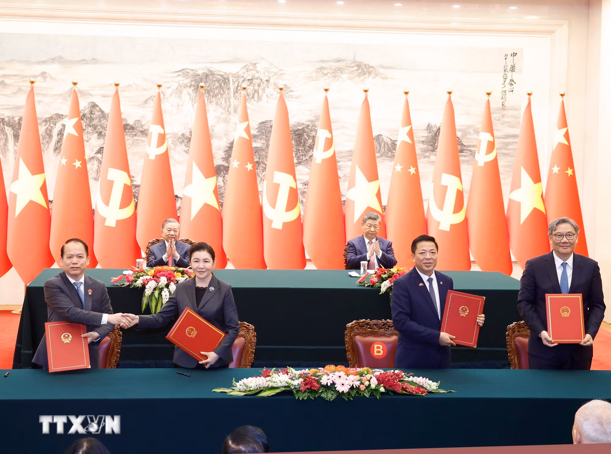 ttxvn_tong-bi-thu-chu-tich-nuoc-to-lam-va-tong-bi-thu-chu-tich-nuoc-tap-can-binh-chung-kien-le-ky-cac-van-kien-hop-tac-giua-hai-nuoc-8702438.jpg