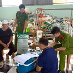 Đối tượng Hứa Văn Chọn (áo đen) làm việc với lực lượng chức năng. (Ảnh: TTXVN phát)