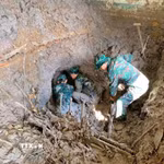 Cán bộ, chiến sỹ Đội tìm kiếm, quy tập hài cốt liệt sỹ (lâm thời) tích cực tìm kiếm hài cốt liệt sỹ. (Ảnh: TTXVN phát)