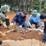 Lực lượng Bộ đội tìm kiếm hài cốt liệt sỹ ở xã Ia Dom. (Ảnh: TTXVN phát)