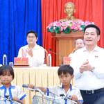 Phó Chủ tịch Quốc hội Nguyễn Hồng Diên trao tặng xe đạp cho học sinh hiếu học có hoàn cảnh khó khăn trên địa bàn. (Ảnh: Sỹ Thắng/TTXVN)