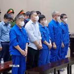 Các bị cáo tại phiên tòa xét xử phúc thẩm, ngày 25/9. (Ảnh: Phạm Kiên/TTXVN)