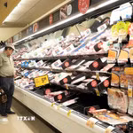 Người tiêu dùng mua sắm tại siêu thị ở Millbrae, bang California, Mỹ. (Ảnh: THX/TTXVN)