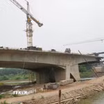 Thi công cầu Quang Vinh 1 thuộc Dự án xây dựng cầu Quang Vinh 1, cầu Quang Vinh 2 và hệ thống đường giao thông kết nối phường Linh Sơn, phường Quan Triều. (Ảnh: Hoàng Nguyên/TTXVN)