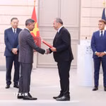 Tổng Bí thư, Chủ tịch nước Tô Lâm và Tổng thống Pháp Emmanuel Macron chứng kiến trao văn kiện và thỏa thuận hợp tác giữa hai nước. (Ảnh: Thống Nhất/TTXVN)