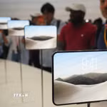 Tập đoàn Apple giới thiệu mẫu điện thoại gập đầu tiên của hãng iPhone Duo tại trụ sở Apple Park ở Cupertino, bang California, Mỹ, ngày 9/9/2026. (Ảnh: THX/TTXVN phát)