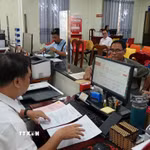 Giải quyết hồ sơ, thủ tục hành chính cho người dân và doanh nghiệp tại Trung tâm hành chính công phường Rạch Giá (An Giang). (Ảnh: Lê Huy Hải/TTXVN)