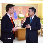 Thủ tướng Lê Minh Hưng trao đổi với ông Julien Guerrier, Đại sứ, Trưởng Phái đoàn Liên minh châu Âu (EU) tại Việt Nam. (Ảnh: Dương Giang/TTXVN)