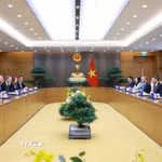Thủ tướng Lê Minh Hưng tiếp Bộ trưởng Tài chính Luxembourg Gilles Roth. (Ảnh: Dương Giang/TTXVN)